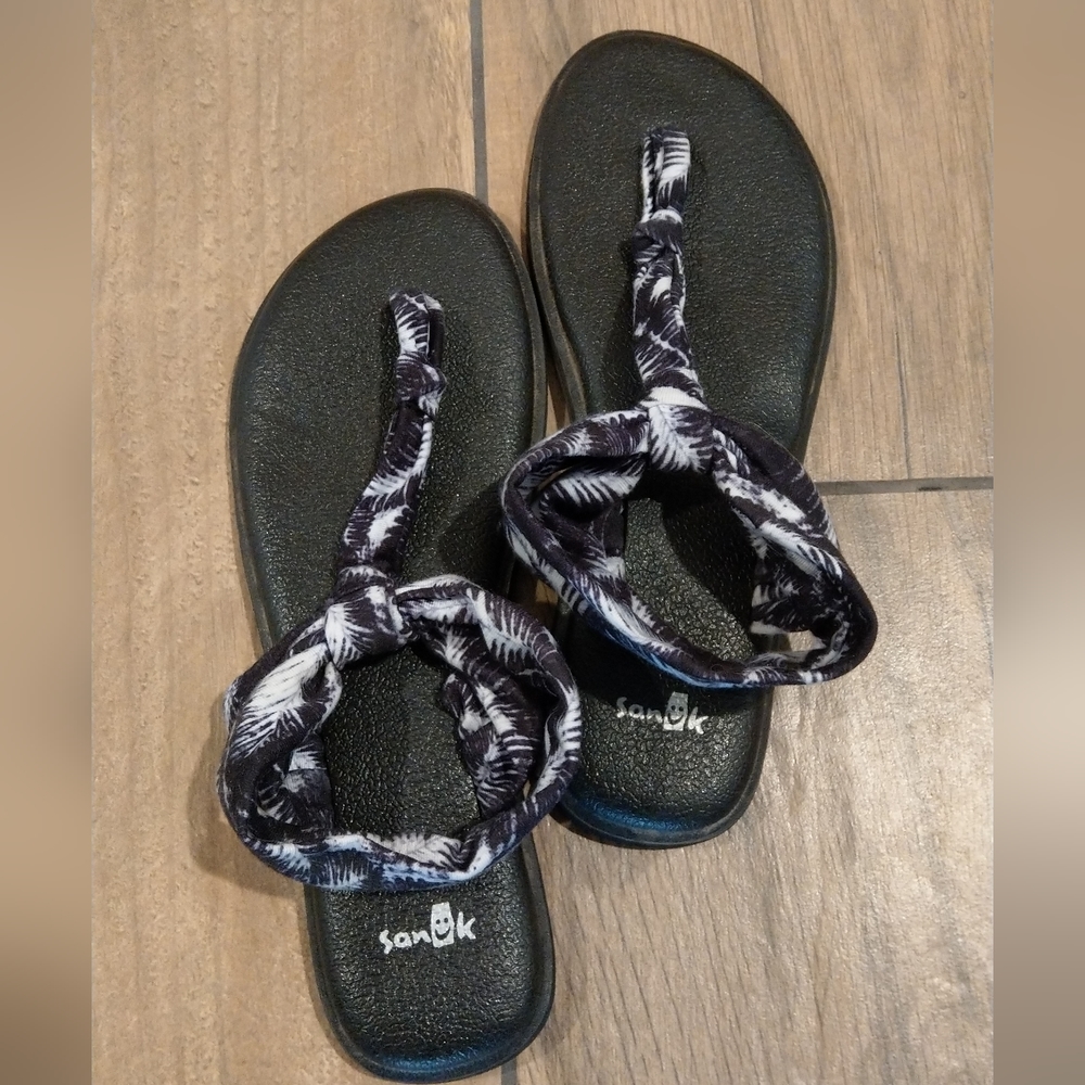 Sanuk yoga sandals